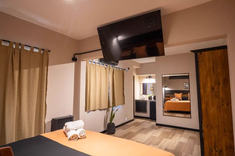Smart TV suspendida frente a la cama de la Estándar Plus