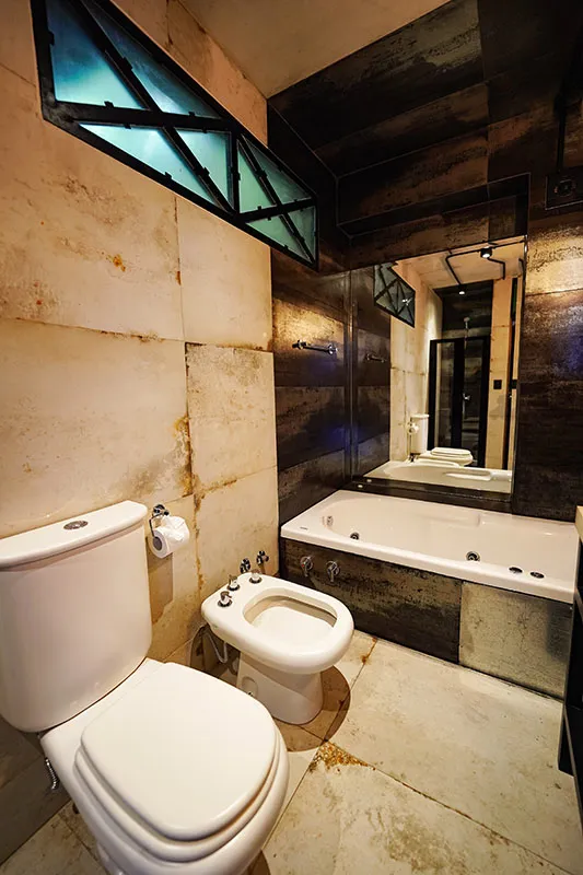Jacuzzi privado del baño de la Junior, con vitral turquesa