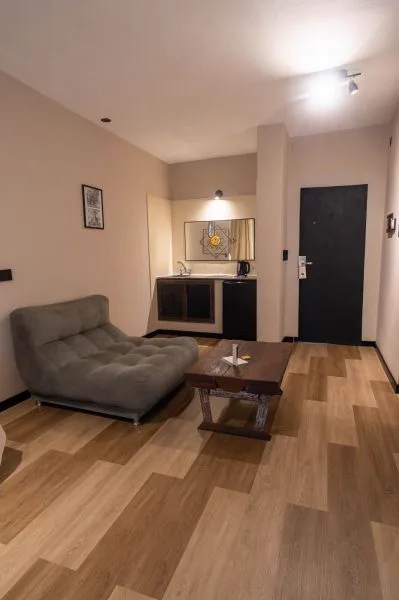 Rincón de estar de la Suite con sofá esquinero y kitchenette