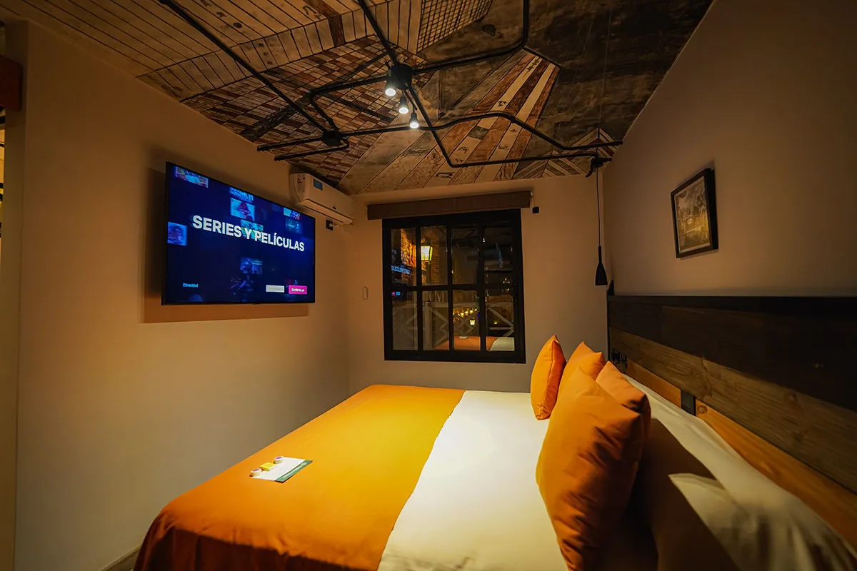Smart TV de 60 pulgadas frente a la cama de la Superior