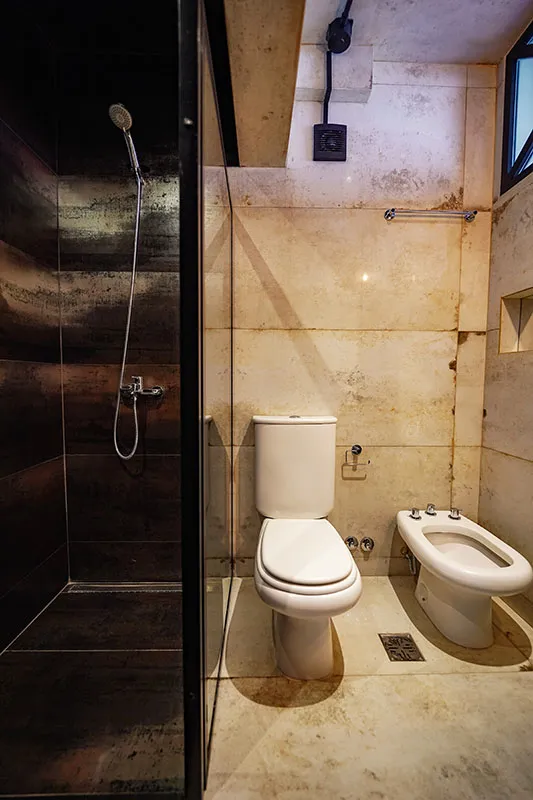 Ducha, inodoro y bidet del baño de la Superior