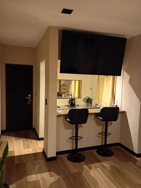 Barra con banquetas y Smart TV en la Superior Plus